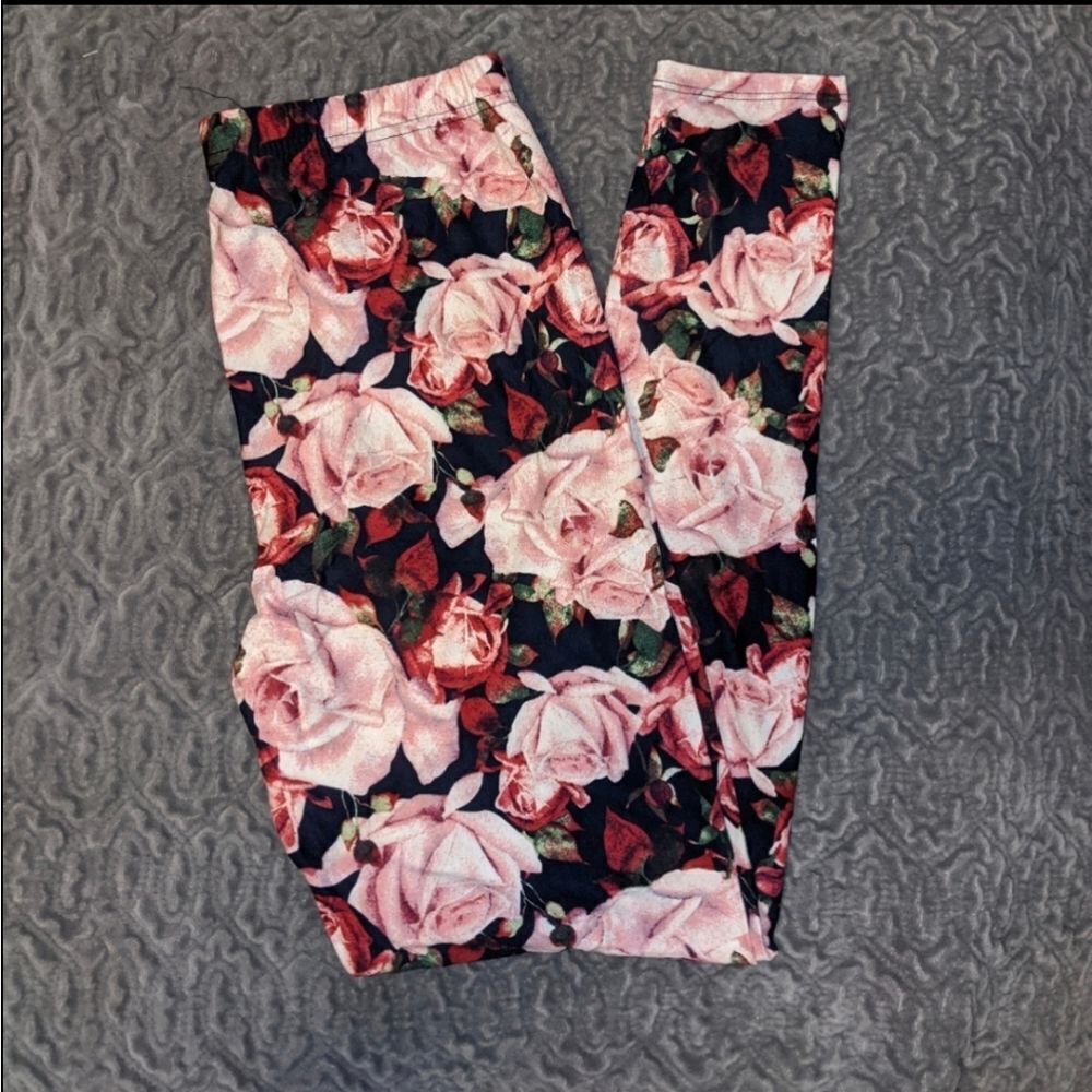 Floral on black leggings - Picture 1 of 5